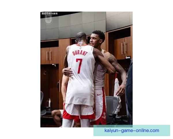 开心庆祝！火箭队更衣室泼水祝贺杜兰特 乌度卡将比赛用球交给阿杜